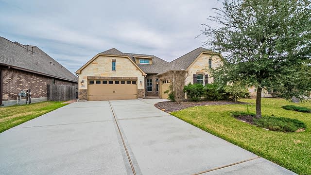 Photo 1 of 30 - 11118 Roundtable Dr, Tomball, TX 77375
